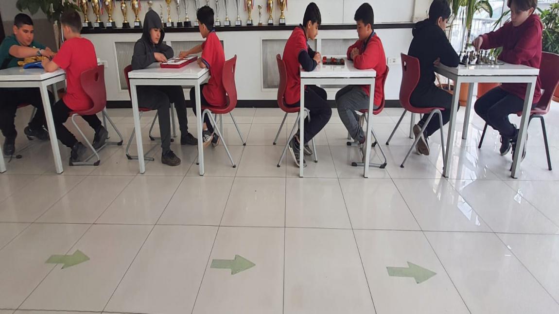Okulumuzun Koridorlarında Öğrencilerin Ulaşabileceği Şeklide Mangala, Koridor,Reversi ve Satranç Takımı Gibi Oyun Takımları Yerleştirilmiştir.